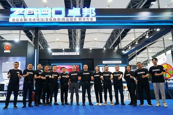 1 ZOBO卓邦在本次广州展会已如火如荼进行到第3天,虽说是临近尾期,但无论从展台内氛围还是现场人流对比前两日现场气氛,依然是活力满满,专业观众和买家依旧络绎不绝! 展会现场 第三天的ZOBO卓邦展位现场,依然高朋满座、人气爆棚。展会期间吸引了众多观众朋友们前来观摩、询问,参展团队成员们始终热情接待,每一次沟通都倾尽全力,每一次服务都认真对待,只为客户安心。 现场 · 交流 展会现场,ZOBO卓邦的展位人潮涌动,参观者络绎不绝。公司展示了多款新研发的音响产品,其中不乏行业内的创新之作。这些产品不仅在技术上领先,更在设计和应用上展现出了ZOBO卓邦对市场的敏锐洞察力和对用户需求的深刻理解。 卓邦展台的人气爆棚,无数观众驻足观看,咨询不断。参展首日盛况,相信大家已经感受到,卓邦为大家带来重磅产品及服务亮相本次展会。 技术 · 讲解 ZOBO卓邦在展会期间,不仅提供了专业的技术讲解和产品演示,还积极回答用户的问题,解决用户的疑虑。这种周到、细致的服务,让用户在感受到公司技术实力的同时,也体验到了公司真诚的服务态度。 ZOBO卓邦的展位依然热闹非凡。公司的技术人员和销售人员热情地向参观者介绍产品的特点和优势,解答他们的疑问和困惑。许多参观者都对ZOBO卓邦的产品表示了浓厚的兴趣,并纷纷表示希望与公司建立合作关系,共同开拓市场。这不仅是对公司技术实力的认可,更是对公司服务品质的肯定。 聚焦 · 产品 此次展会的成功举办,不仅进一步巩固了ZOBO卓邦在音视频行业的地位,也为公司未来的发展奠定了坚实的基础。未来,ZOBO卓邦将继续秉承“以技术赢市场,以服务树口碑”的经营理念,不断提升技术实力和服务品质,为用户提供更加优质的产品和服务。同时,公司也将积极参与行业内的交流和合作,推动整个行业的发展和进步。 展会期间,公司展示了多款新技术产品,这些产品不仅在设计上独具匠心,更在性能上实现了重大突破。这些创新技术的应用,不仅提升了产品的竞争力,也为用户带来了更好的使用体验。 1 ZOBO卓邦在本次广州展会已如火如荼进行到第3天,虽说是临近尾期,但无论从展台内氛围还是现场人流对比前两日现场气氛,依然是活力满满,专业观众和买家依旧络绎不绝! 展会现场 第三天的ZOBO卓邦展位现场,依然高朋满座、人气爆棚。展会期间吸引了众多观众朋友们前来观摩、询问,参展团队成员们始终热情接待,每一次沟通都倾尽全力,每一次服务都认真对待,只为客户安心。 现场 · 交流 展会现场,ZOBO卓邦的展位人潮涌动,参观者络绎不绝。公司展示了多款新研发的音响产品,其中不乏行业内的创新之作。这些产品不仅在技术上领先,更在设计和应用上展现出了ZOBO卓邦对市场的敏锐洞察力和对用户需求的深刻理解。 卓邦展台的人气爆棚,无数观众驻足观看,咨询不断。参展首日盛况,相信大家已经感受到,卓邦为大家带来重磅产品及服务亮相本次展会。 技术 · 讲解 ZOBO卓邦在展会期间,不仅提供了专业的技术讲解和产品演示,还积极回答用户的问题,解决用户的疑虑。这种周到、细致的服务,让用户在感受到公司技术实力的同时,也体验到了公司真诚的服务态度。 ZOBO卓邦的展位依然热闹非凡。公司的技术人员和销售人员热情地向参观者介绍产品的特点和优势,解答他们的疑问和困惑。许多参观者都对ZOBO卓邦的产品表示了浓厚的兴趣,并纷纷表示希望与公司建立合作关系,共同开拓市场。这不仅是对公司技术实力的认可,更是对公司服务品质的肯定。 聚焦 · 产品 此次展会的成功举办,不仅进一步巩固了ZOBO卓邦在音视频行业的地位,也为公司未来的发展奠定了坚实的基础。未来,ZOBO卓邦将继续秉承“以技术赢市场,以服务树口碑”的经营理念,不断提升技术实力和服务品质,为用户提供更加优质的产品和服务。同时,公司也将积极参与行业内的交流和合作,推动整个行业的发展和进步。 展会期间,公司展示了多款新技术产品,这些产品不仅在设计上独具匠心,更在性能上实现了重大突破。这些创新技术的应用,不仅提升了产品的竞争力,也为用户带来了更好的使用体验。