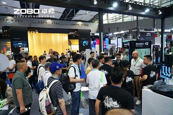 5 ZOBO卓邦在本次广州展会已如火如荼进行到第3天,虽说是临近尾期,但无论从展台内氛围还是现场人流对比前两日现场气氛,依然是活力满满,专业观众和买家依旧络绎不绝! 展会现场 第三天的ZOBO卓邦展位现场,依然高朋满座、人气爆棚。展会期间吸引了众多观众朋友们前来观摩、询问,参展团队成员们始终热情接待,每一次沟通都倾尽全力,每一次服务都认真对待,只为客户安心。 现场 · 交流 展会现场,ZOBO卓邦的展位人潮涌动,参观者络绎不绝。公司展示了多款新研发的音响产品,其中不乏行业内的创新之作。这些产品不仅在技术上领先,更在设计和应用上展现出了ZOBO卓邦对市场的敏锐洞察力和对用户需求的深刻理解。 卓邦展台的人气爆棚,无数观众驻足观看,咨询不断。参展首日盛况,相信大家已经感受到,卓邦为大家带来重磅产品及服务亮相本次展会。 技术 · 讲解 ZOBO卓邦在展会期间,不仅提供了专业的技术讲解和产品演示,还积极回答用户的问题,解决用户的疑虑。这种周到、细致的服务,让用户在感受到公司技术实力的同时,也体验到了公司真诚的服务态度。 ZOBO卓邦的展位依然热闹非凡。公司的技术人员和销售人员热情地向参观者介绍产品的特点和优势,解答他们的疑问和困惑。许多参观者都对ZOBO卓邦的产品表示了浓厚的兴趣,并纷纷表示希望与公司建立合作关系,共同开拓市场。这不仅是对公司技术实力的认可,更是对公司服务品质的肯定。 聚焦 · 产品 此次展会的成功举办,不仅进一步巩固了ZOBO卓邦在音视频行业的地位,也为公司未来的发展奠定了坚实的基础。未来,ZOBO卓邦将继续秉承“以技术赢市场,以服务树口碑”的经营理念,不断提升技术实力和服务品质,为用户提供更加优质的产品和服务。同时,公司也将积极参与行业内的交流和合作,推动整个行业的发展和进步。 展会期间,公司展示了多款新技术产品,这些产品不仅在设计上独具匠心,更在性能上实现了重大突破。这些创新技术的应用,不仅提升了产品的竞争力,也为用户带来了更好的使用体验。 5 ZOBO卓邦在本次广州展会已如火如荼进行到第3天,虽说是临近尾期,但无论从展台内氛围还是现场人流对比前两日现场气氛,依然是活力满满,专业观众和买家依旧络绎不绝! 展会现场 第三天的ZOBO卓邦展位现场,依然高朋满座、人气爆棚。展会期间吸引了众多观众朋友们前来观摩、询问,参展团队成员们始终热情接待,每一次沟通都倾尽全力,每一次服务都认真对待,只为客户安心。 现场 · 交流 展会现场,ZOBO卓邦的展位人潮涌动,参观者络绎不绝。公司展示了多款新研发的音响产品,其中不乏行业内的创新之作。这些产品不仅在技术上领先,更在设计和应用上展现出了ZOBO卓邦对市场的敏锐洞察力和对用户需求的深刻理解。 卓邦展台的人气爆棚,无数观众驻足观看,咨询不断。参展首日盛况,相信大家已经感受到,卓邦为大家带来重磅产品及服务亮相本次展会。 技术 · 讲解 ZOBO卓邦在展会期间,不仅提供了专业的技术讲解和产品演示,还积极回答用户的问题,解决用户的疑虑。这种周到、细致的服务,让用户在感受到公司技术实力的同时,也体验到了公司真诚的服务态度。 ZOBO卓邦的展位依然热闹非凡。公司的技术人员和销售人员热情地向参观者介绍产品的特点和优势,解答他们的疑问和困惑。许多参观者都对ZOBO卓邦的产品表示了浓厚的兴趣,并纷纷表示希望与公司建立合作关系,共同开拓市场。这不仅是对公司技术实力的认可,更是对公司服务品质的肯定。 聚焦 · 产品 此次展会的成功举办,不仅进一步巩固了ZOBO卓邦在音视频行业的地位,也为公司未来的发展奠定了坚实的基础。未来,ZOBO卓邦将继续秉承“以技术赢市场,以服务树口碑”的经营理念,不断提升技术实力和服务品质,为用户提供更加优质的产品和服务。同时,公司也将积极参与行业内的交流和合作,推动整个行业的发展和进步。 展会期间,公司展示了多款新技术产品,这些产品不仅在设计上独具匠心,更在性能上实现了重大突破。这些创新技术的应用,不仅提升了产品的竞争力,也为用户带来了更好的使用体验。