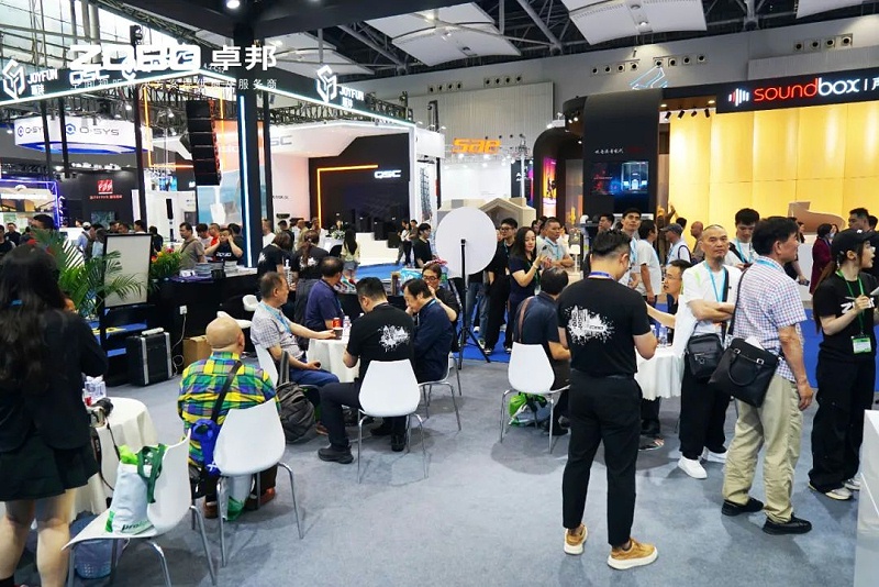 2 ZOBO卓邦在本次广州展会已如火如荼进行到第3天，虽说是临近尾期，但无论从展台内氛围还是现场人流对比前两日现场气氛，依然是活力满满，专业观众和买家依旧络绎不绝! 展会现场 第三天的ZOBO卓邦展位现场，依然高朋满座、人气爆棚。展会期间吸引了众多观众朋友们前来观摩、询问，参展团队成员们始终热情接待，每一次沟通都倾尽全力，每一次服务都认真对待，只为客户安心。 现场 · 交流 展会现场，ZOBO卓邦的展位人潮涌动，参观者络绎不绝。公司展示了多款新研发的音响产品，其中不乏行业内的创新之作。这些产品不仅在技术上领先，更在设计和应用上展现出了ZOBO卓邦对市场的敏锐洞察力和对用户需求的深刻理解。 卓邦展台的人气爆棚，无数观众驻足观看，咨询不断。参展首日盛况，相信大家已经感受到，卓邦为大家带来重磅产品及服务亮相本次展会。 技术 · 讲解 ZOBO卓邦在展会期间，不仅提供了专业的技术讲解和产品演示，还积极回答用户的问题，解决用户的疑虑。这种周到、细致的服务，让用户在感受到公司技术实力的同时，也体验到了公司真诚的服务态度。 ZOBO卓邦的展位依然热闹非凡。公司的技术人员和销售人员热情地向参观者介绍产品的特点和优势，解答他们的疑问和困惑。许多参观者都对ZOBO卓邦的产品表示了浓厚的兴趣，并纷纷表示希望与公司建立合作关系，共同开拓市场。这不仅是对公司技术实力的认可，更是对公司服务品质的肯定。 聚焦 · 产品 此次展会的成功举办，不仅进一步巩固了ZOBO卓邦在音视频行业的地位，也为公司未来的发展奠定了坚实的基础。未来，ZOBO卓邦将继续秉承“以技术赢市场，以服务树口碑”的经营理念，不断提升技术实力和服务品质，为用户提供更加优质的产品和服务。同时，公司也将积极参与行业内的交流和合作，推动整个行业的发展和进步。 展会期间，公司展示了多款新技术产品，这些产品不仅在设计上独具匠心，更在性能上实现了重大突破。这些创新技术的应用，不仅提升了产品的竞争力，也为用户带来了更好的使用体验。