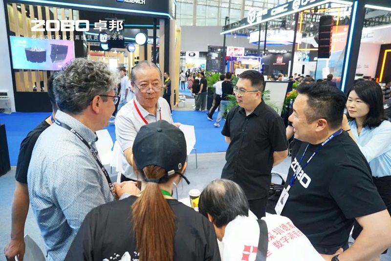 3 ZOBO卓邦在本次广州展会已如火如荼进行到第3天，虽说是临近尾期，但无论从展台内氛围还是现场人流对比前两日现场气氛，依然是活力满满，专业观众和买家依旧络绎不绝! 展会现场 第三天的ZOBO卓邦展位现场，依然高朋满座、人气爆棚。展会期间吸引了众多观众朋友们前来观摩、询问，参展团队成员们始终热情接待，每一次沟通都倾尽全力，每一次服务都认真对待，只为客户安心。 现场 · 交流 展会现场，ZOBO卓邦的展位人潮涌动，参观者络绎不绝。公司展示了多款新研发的音响产品，其中不乏行业内的创新之作。这些产品不仅在技术上领先，更在设计和应用上展现出了ZOBO卓邦对市场的敏锐洞察力和对用户需求的深刻理解。 卓邦展台的人气爆棚，无数观众驻足观看，咨询不断。参展首日盛况，相信大家已经感受到，卓邦为大家带来重磅产品及服务亮相本次展会。 技术 · 讲解 ZOBO卓邦在展会期间，不仅提供了专业的技术讲解和产品演示，还积极回答用户的问题，解决用户的疑虑。这种周到、细致的服务，让用户在感受到公司技术实力的同时，也体验到了公司真诚的服务态度。 ZOBO卓邦的展位依然热闹非凡。公司的技术人员和销售人员热情地向参观者介绍产品的特点和优势，解答他们的疑问和困惑。许多参观者都对ZOBO卓邦的产品表示了浓厚的兴趣，并纷纷表示希望与公司建立合作关系，共同开拓市场。这不仅是对公司技术实力的认可，更是对公司服务品质的肯定。 聚焦 · 产品 此次展会的成功举办，不仅进一步巩固了ZOBO卓邦在音视频行业的地位，也为公司未来的发展奠定了坚实的基础。未来，ZOBO卓邦将继续秉承“以技术赢市场，以服务树口碑”的经营理念，不断提升技术实力和服务品质，为用户提供更加优质的产品和服务。同时，公司也将积极参与行业内的交流和合作，推动整个行业的发展和进步。 展会期间，公司展示了多款新技术产品，这些产品不仅在设计上独具匠心，更在性能上实现了重大突破。这些创新技术的应用，不仅提升了产品的竞争力，也为用户带来了更好的使用体验。