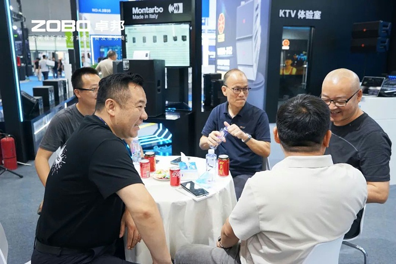 4 ZOBO卓邦在本次广州展会已如火如荼进行到第3天，虽说是临近尾期，但无论从展台内氛围还是现场人流对比前两日现场气氛，依然是活力满满，专业观众和买家依旧络绎不绝! 展会现场 第三天的ZOBO卓邦展位现场，依然高朋满座、人气爆棚。展会期间吸引了众多观众朋友们前来观摩、询问，参展团队成员们始终热情接待，每一次沟通都倾尽全力，每一次服务都认真对待，只为客户安心。 现场 · 交流 展会现场，ZOBO卓邦的展位人潮涌动，参观者络绎不绝。公司展示了多款新研发的音响产品，其中不乏行业内的创新之作。这些产品不仅在技术上领先，更在设计和应用上展现出了ZOBO卓邦对市场的敏锐洞察力和对用户需求的深刻理解。 卓邦展台的人气爆棚，无数观众驻足观看，咨询不断。参展首日盛况，相信大家已经感受到，卓邦为大家带来重磅产品及服务亮相本次展会。 技术 · 讲解 ZOBO卓邦在展会期间，不仅提供了专业的技术讲解和产品演示，还积极回答用户的问题，解决用户的疑虑。这种周到、细致的服务，让用户在感受到公司技术实力的同时，也体验到了公司真诚的服务态度。 ZOBO卓邦的展位依然热闹非凡。公司的技术人员和销售人员热情地向参观者介绍产品的特点和优势，解答他们的疑问和困惑。许多参观者都对ZOBO卓邦的产品表示了浓厚的兴趣，并纷纷表示希望与公司建立合作关系，共同开拓市场。这不仅是对公司技术实力的认可，更是对公司服务品质的肯定。 聚焦 · 产品 此次展会的成功举办，不仅进一步巩固了ZOBO卓邦在音视频行业的地位，也为公司未来的发展奠定了坚实的基础。未来，ZOBO卓邦将继续秉承“以技术赢市场，以服务树口碑”的经营理念，不断提升技术实力和服务品质，为用户提供更加优质的产品和服务。同时，公司也将积极参与行业内的交流和合作，推动整个行业的发展和进步。 展会期间，公司展示了多款新技术产品，这些产品不仅在设计上独具匠心，更在性能上实现了重大突破。这些创新技术的应用，不仅提升了产品的竞争力，也为用户带来了更好的使用体验。
